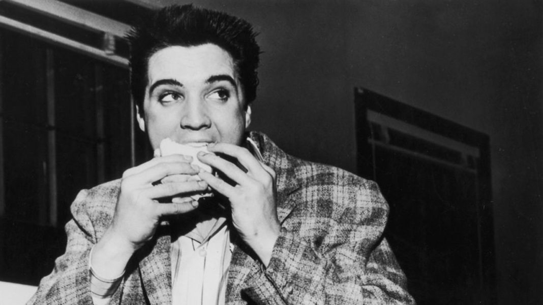 Elvis Presley mangia un sandwich - Foto Twitter