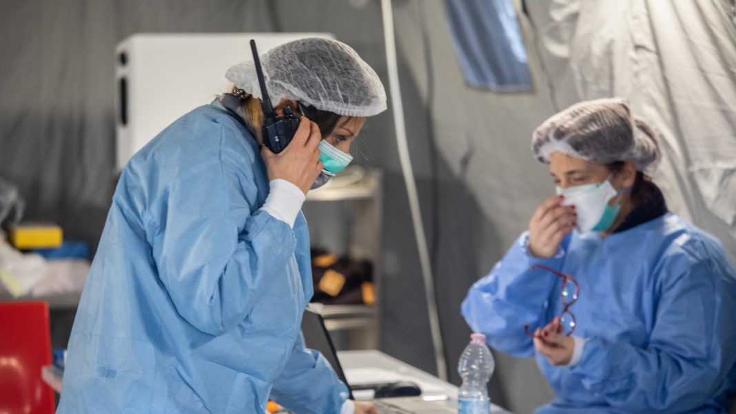 Coronavirus, la tenda pretriage allestita fuori dall'ospedale