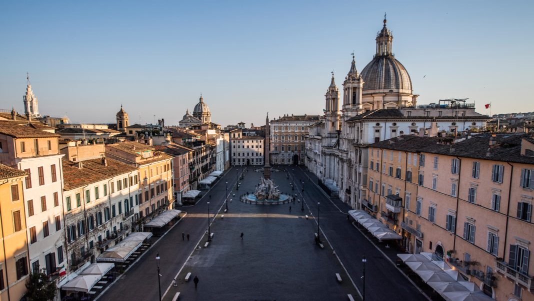 Roma, Piazza Navona deserta. Nella foto Piazza Navona vista dall'alto